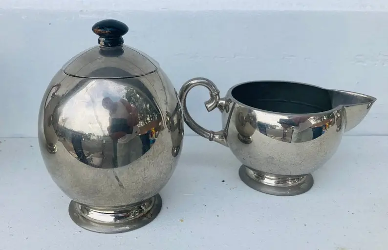 Metawa tea service, teapot with milk jug, and 3 more pots, 2 of which have lids.