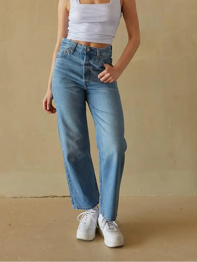 Straight Ankle Jeans In The Middle