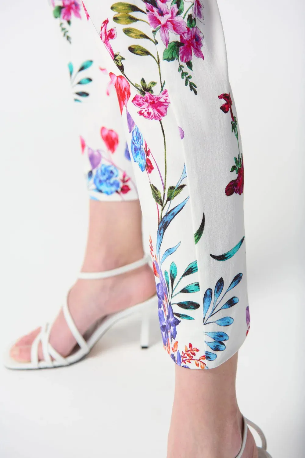Floral Print Pull - On Cropped Pants