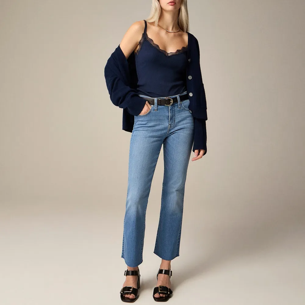 Mid-Rise Stretch Cropped Kickout Jeans