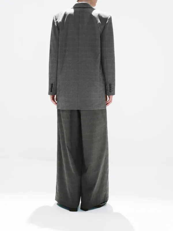 A Long Loose Coat In A Women'S Checked Suit For Commuting