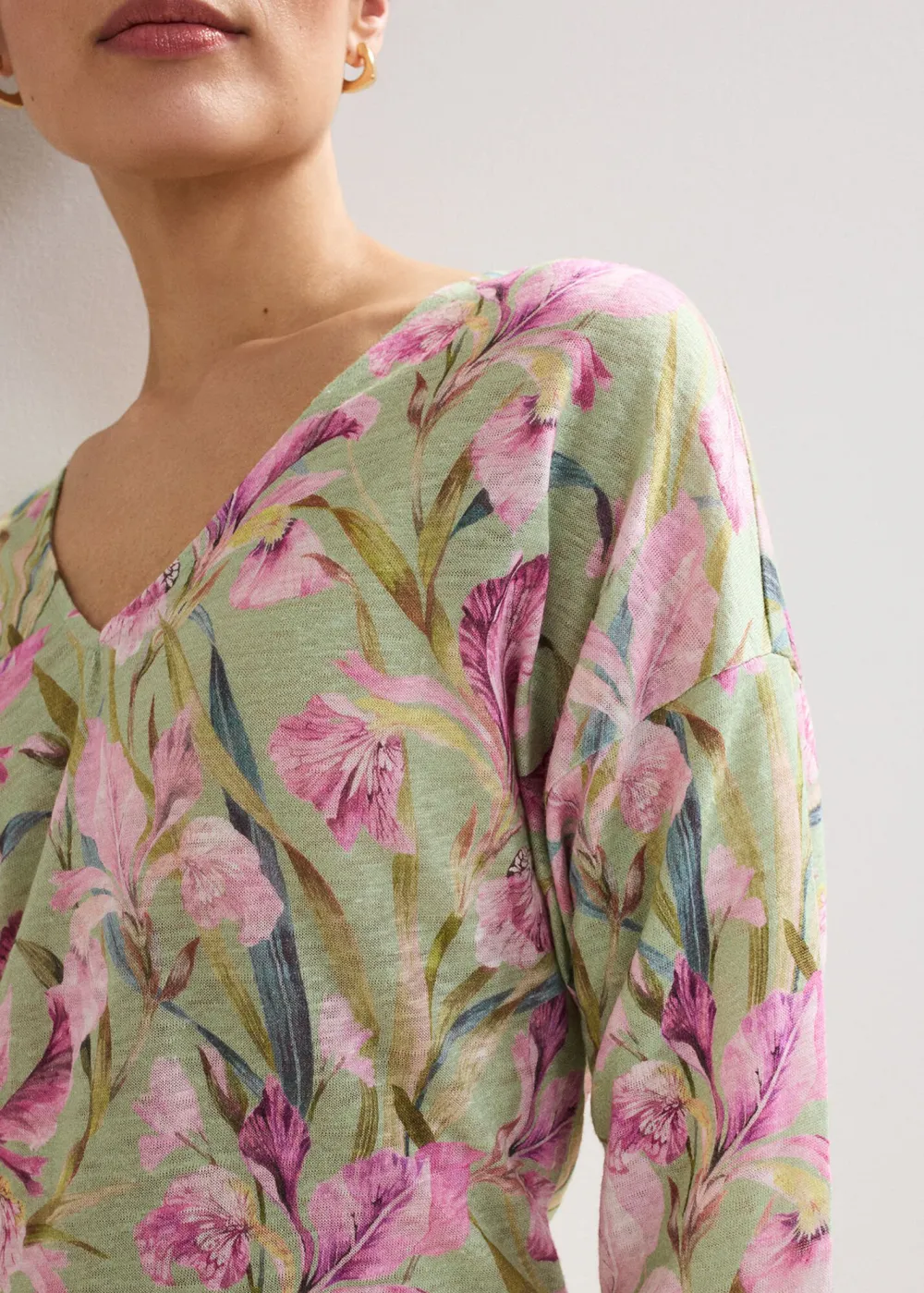Smooth Linen Art Print V-Neck Top