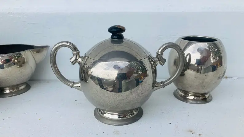 Metawa tea service, teapot with milk jug, and 3 more pots, 2 of which have lids.