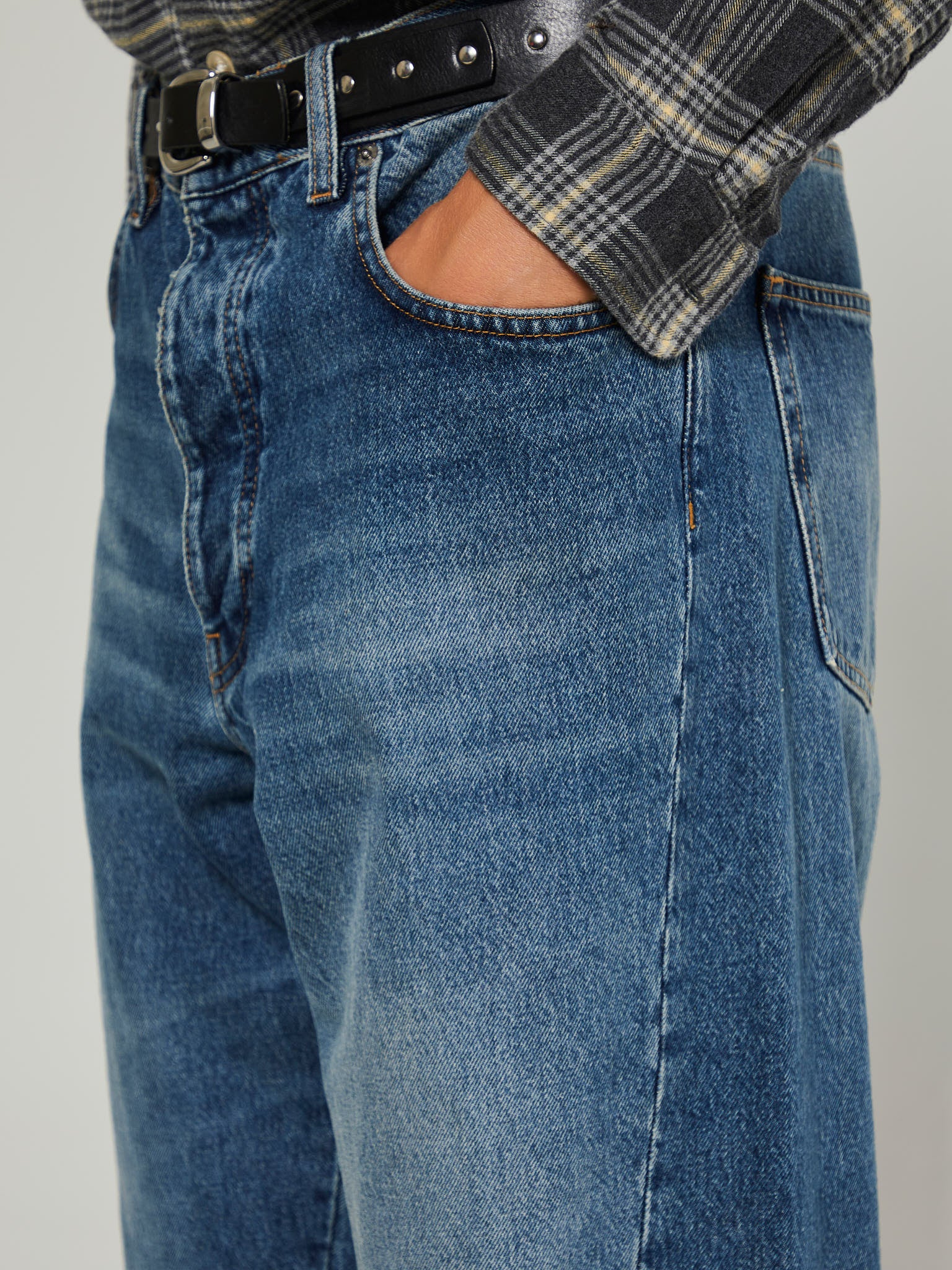 Wide Twist Jeans in Mid Blue