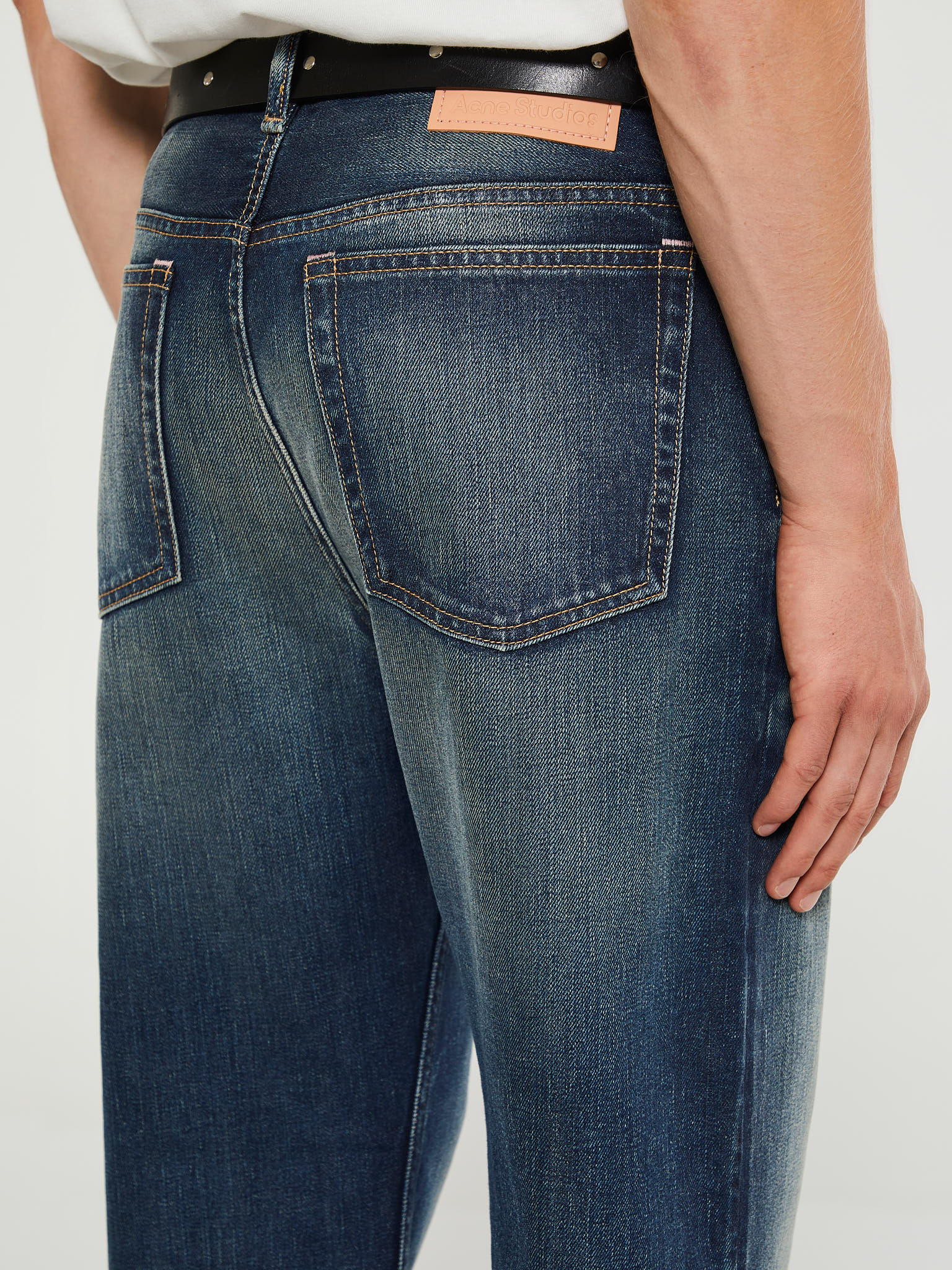 2021M Loose Fit Jeans in Broadway