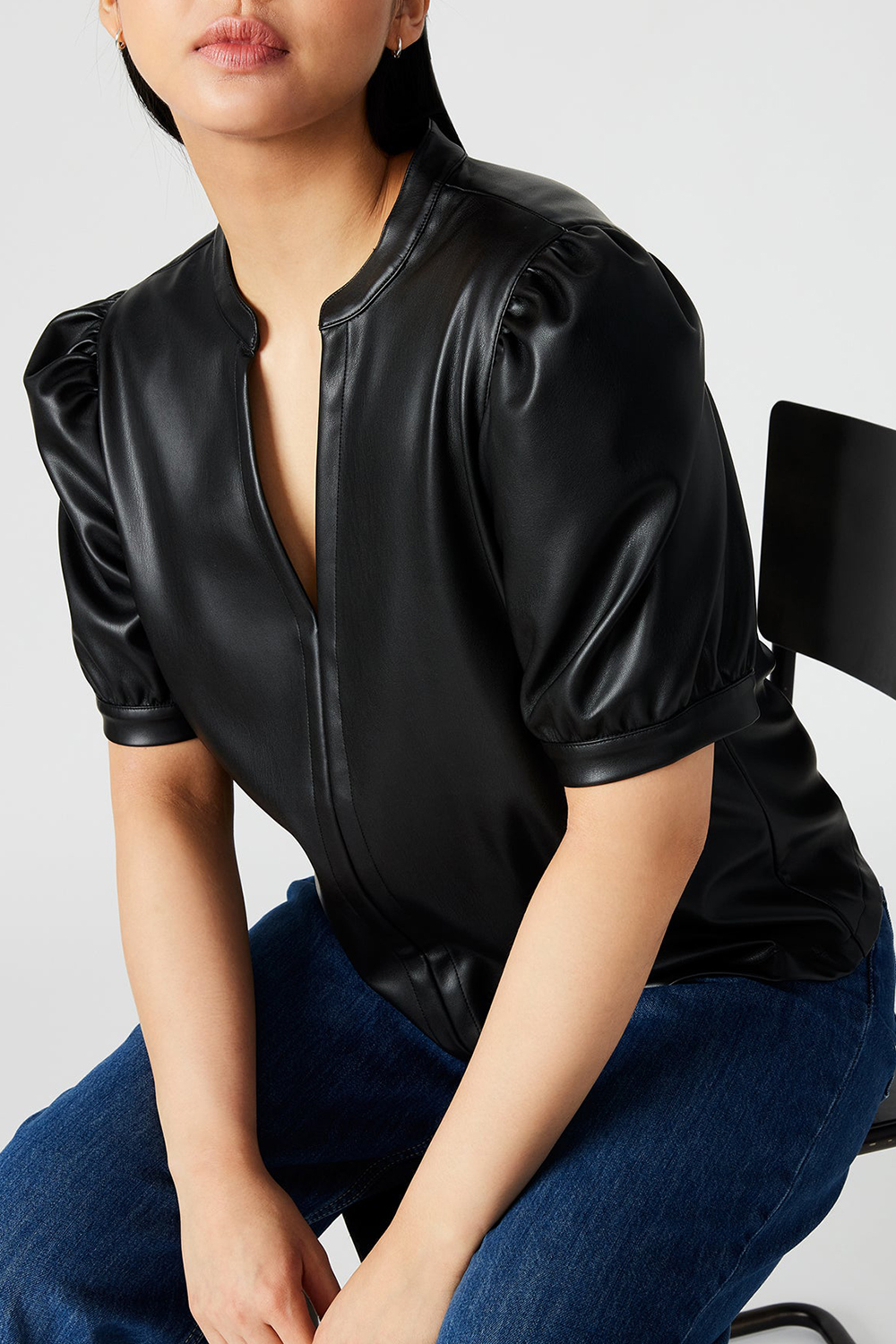 V-NECK TOP BLACK