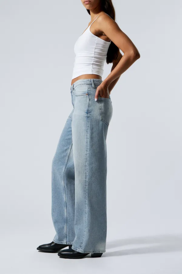 Pocketed Mid Rise Jeans