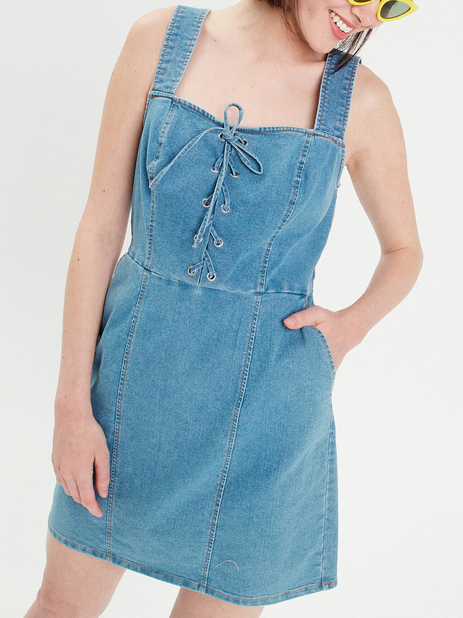 Robe droite en jean col laçage denim bleach femme