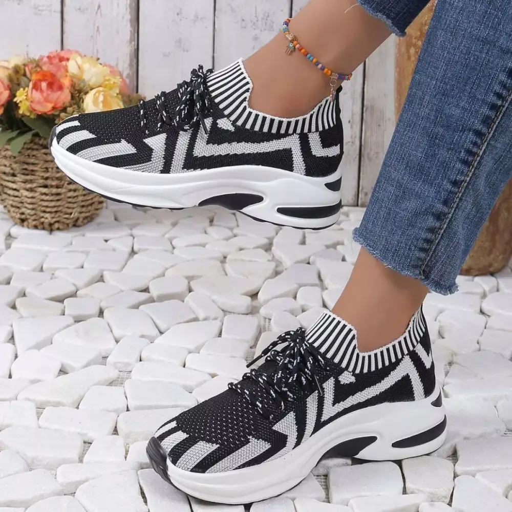 Relaxed Round Toe Platform Sneakers