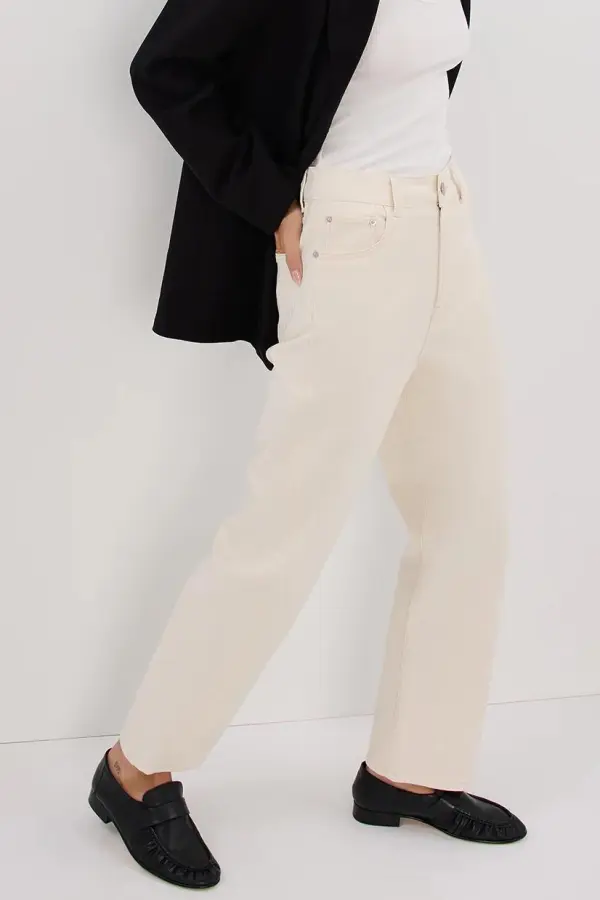 CREAM TWISTED SEAM JEAN
