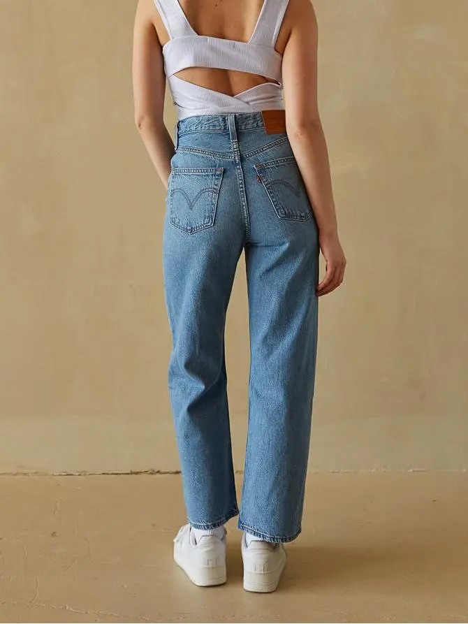Straight Ankle Jeans In The Middle