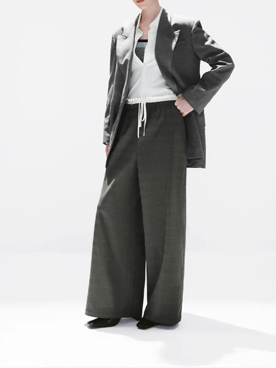 A Long Loose Coat In A Women'S Checked Suit For Commuting