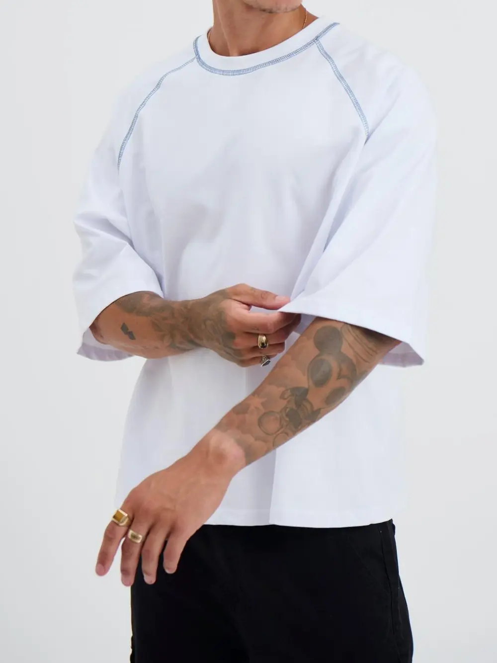 Leisure And Daily Contrast Stitch Raglan White Tee