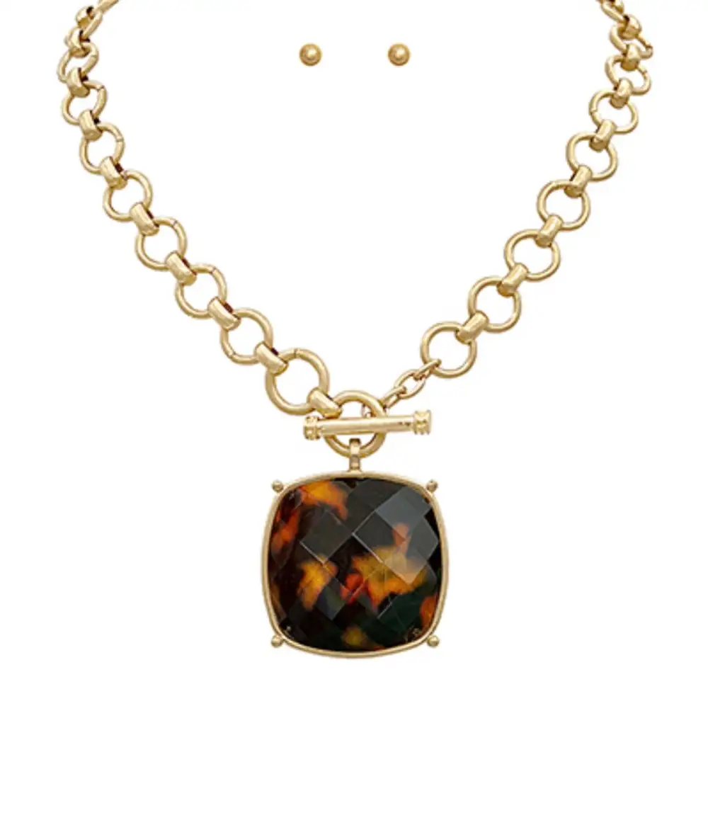 Faceted Square Pe Necklace