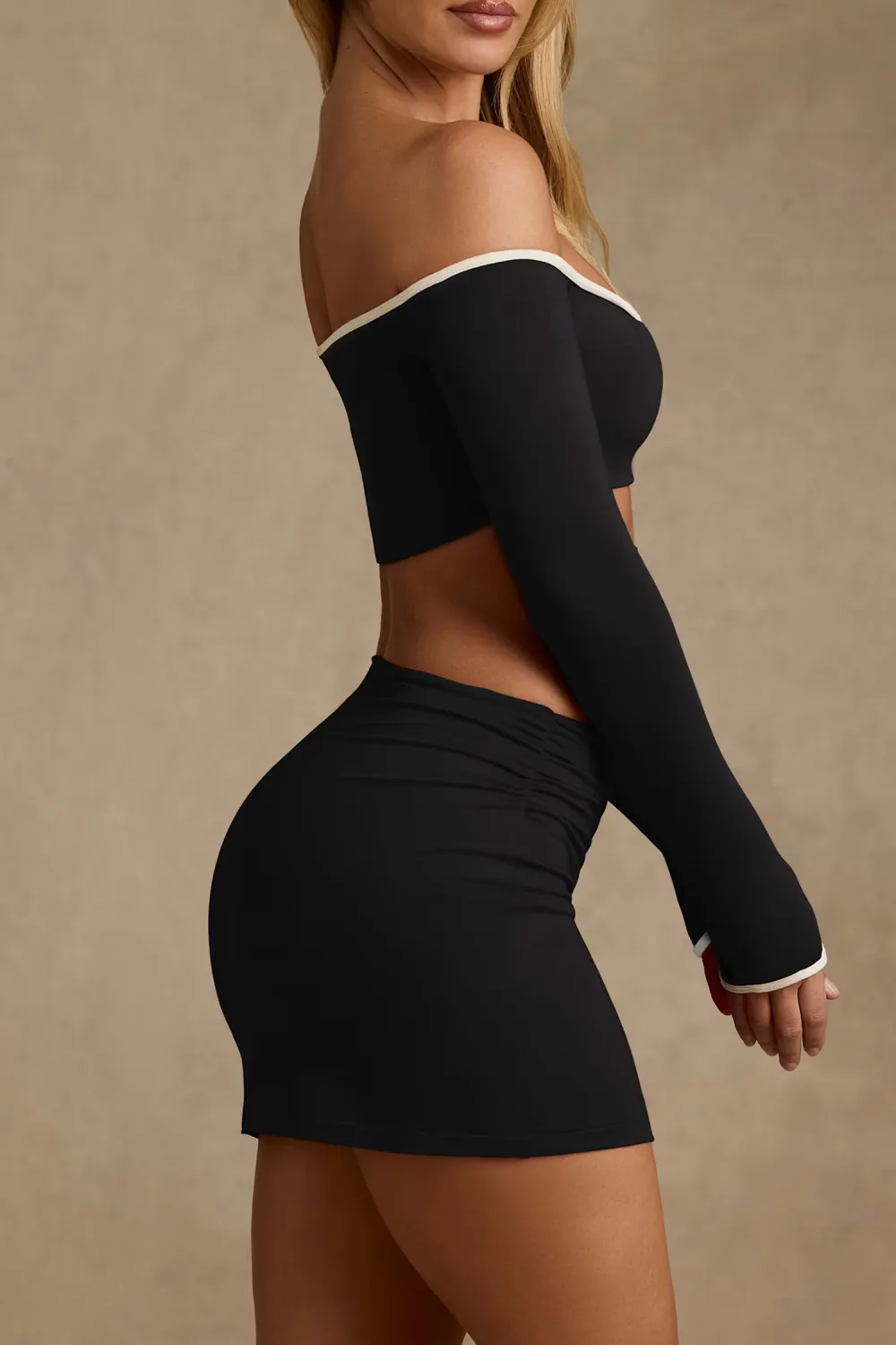 Contrast Color Fashionable And Elegant Off-Shoulder Long Sleeves