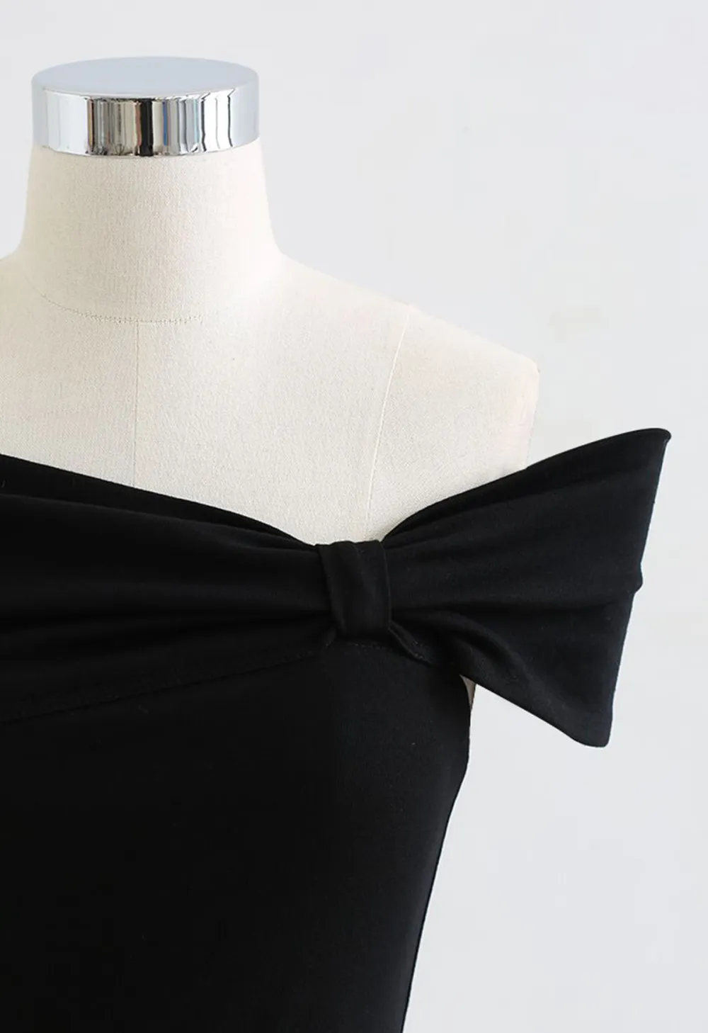 SIDE KNOT OFF-SHOULDER FITTED TOP IN BLACK