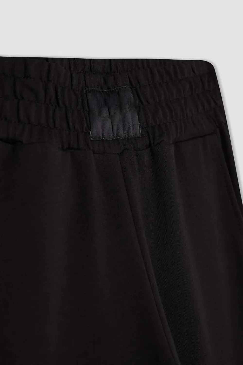 Standard Fit Elastic Waist Jogger Sweatpants