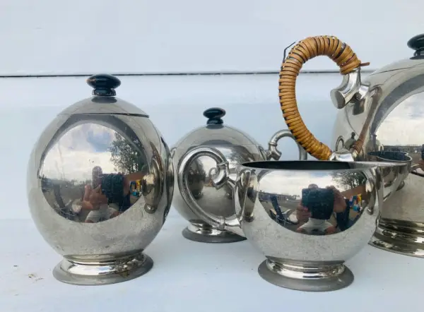 Metawa tea service, teapot with milk jug, and 3 more pots, 2 of which have lids.