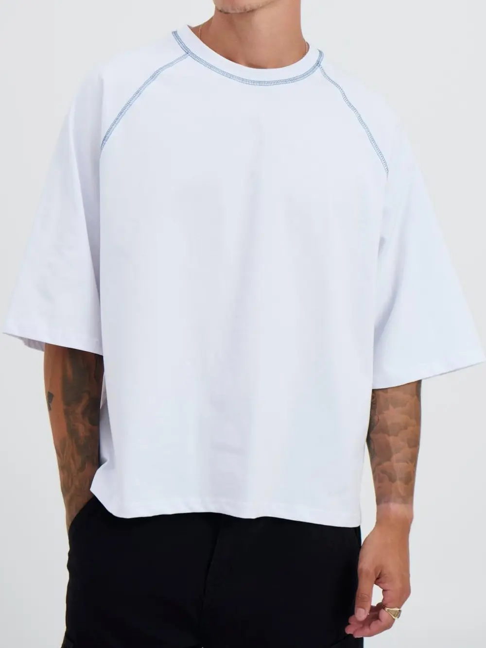 Leisure And Daily Contrast Stitch Raglan White Tee