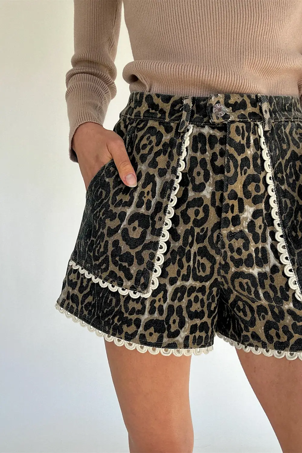Contrast Scalloped Lace Trim Leopard Denim Shorts