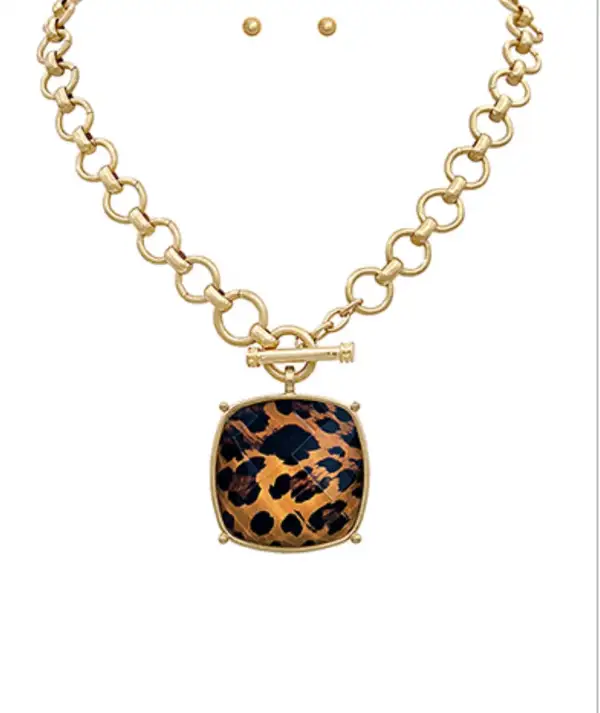 Faceted Square Pe Necklace
