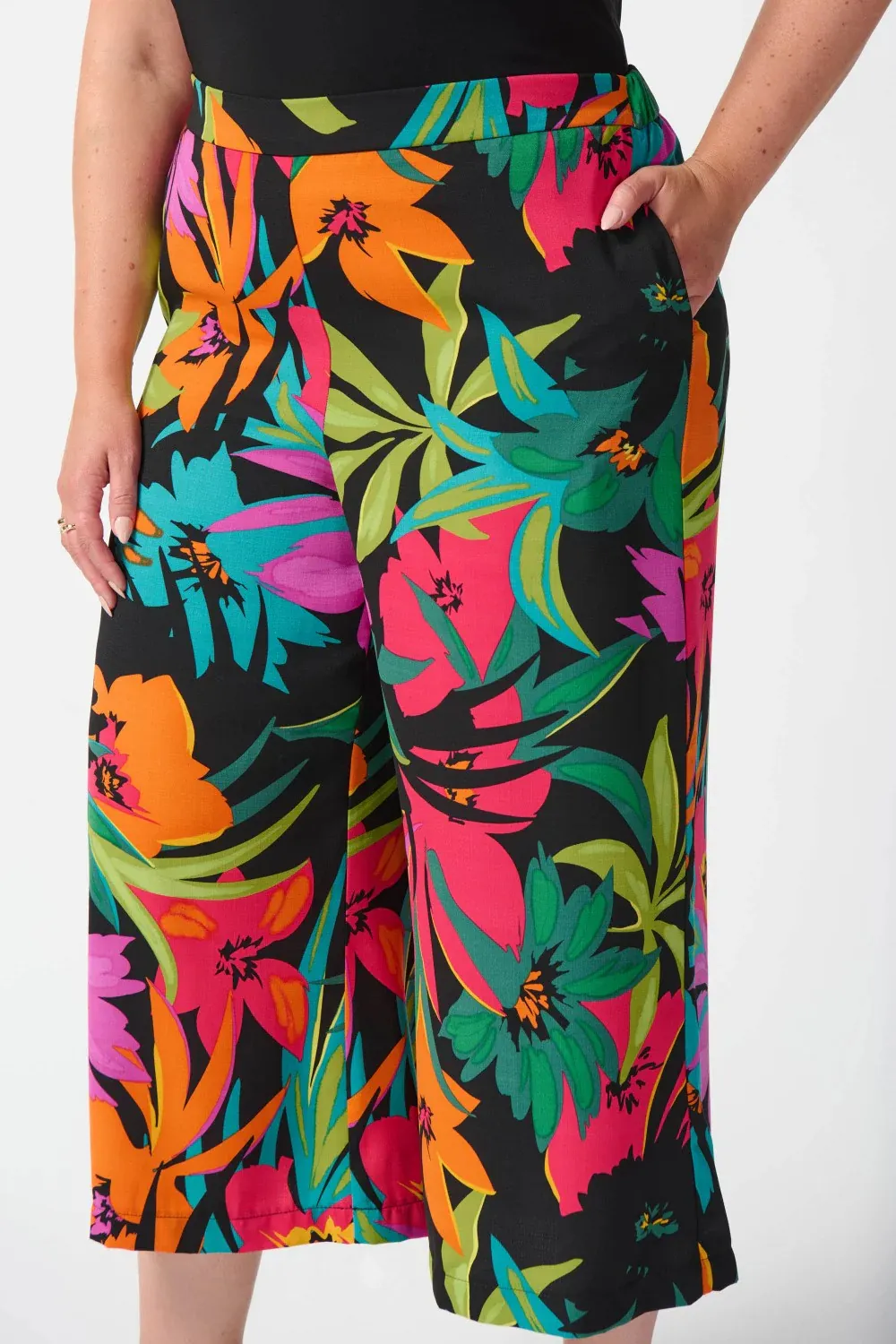 Tropical Print Off - Shoulder Cropped Pants