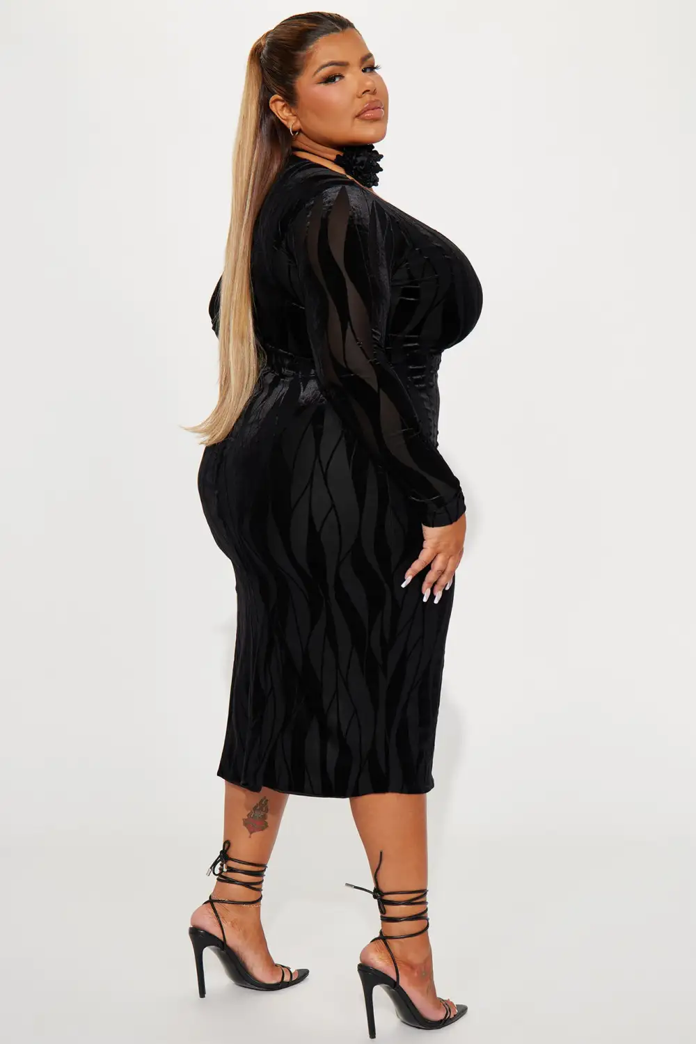 Naomi Velvet Midi Dress - Black