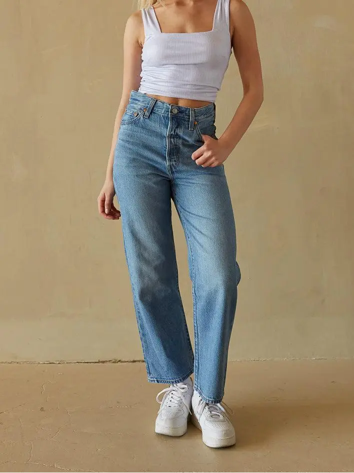 Straight Ankle Jeans In The Middle