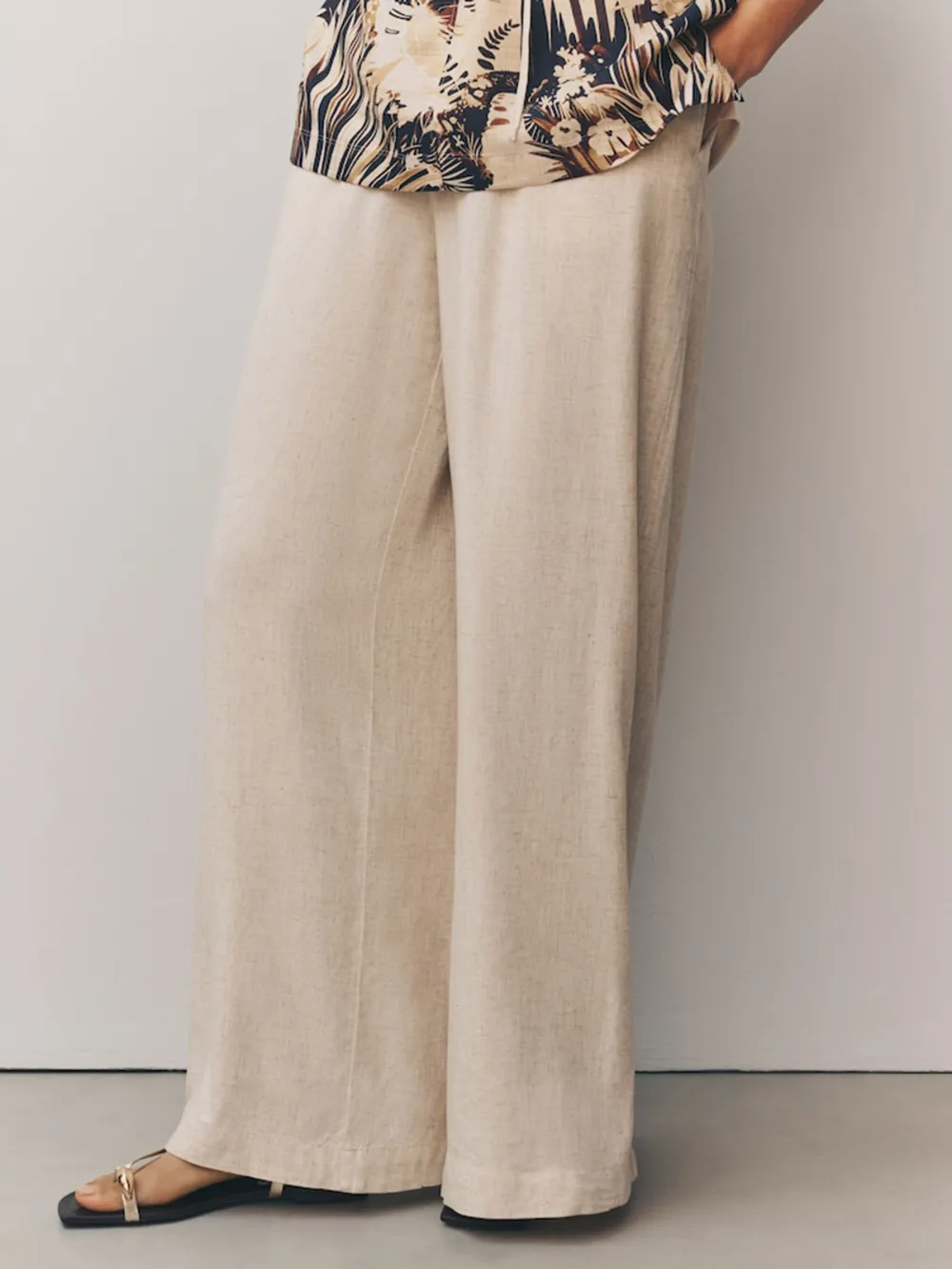 Solid Color Wide-Leg Pants Paired With Linen Trousers
