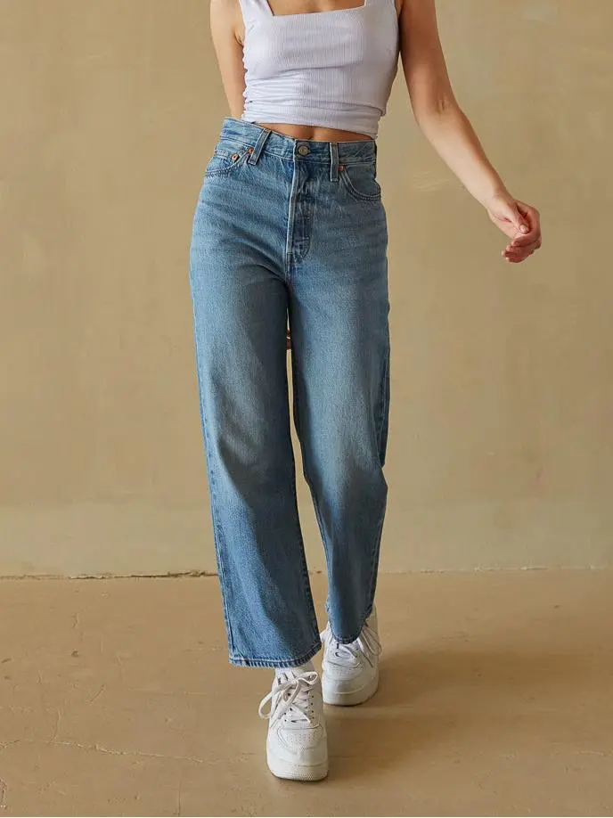 Straight Ankle Jeans In The Middle
