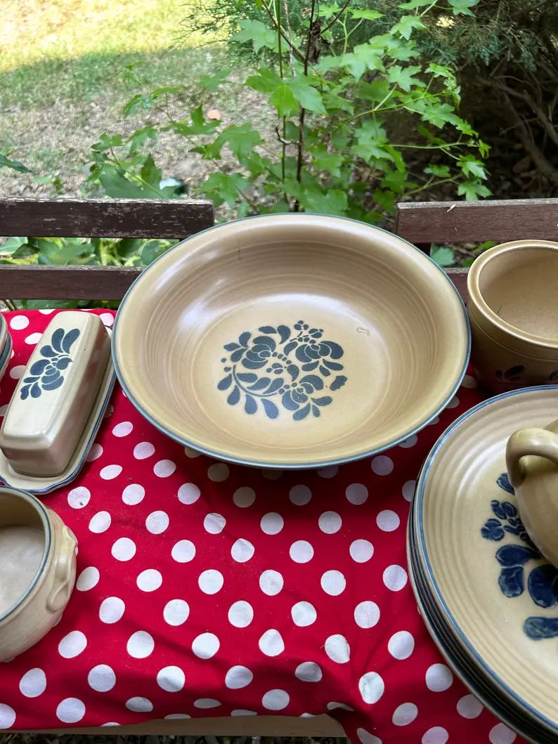 Vintage Pfaltzgraff Folk Art Dinnerware Set