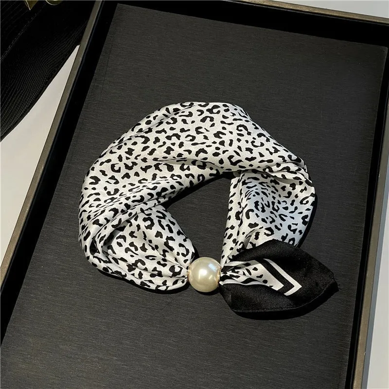 🧣 Effortless Glamour: Pop-On Pearl Necklace Scarf ✨