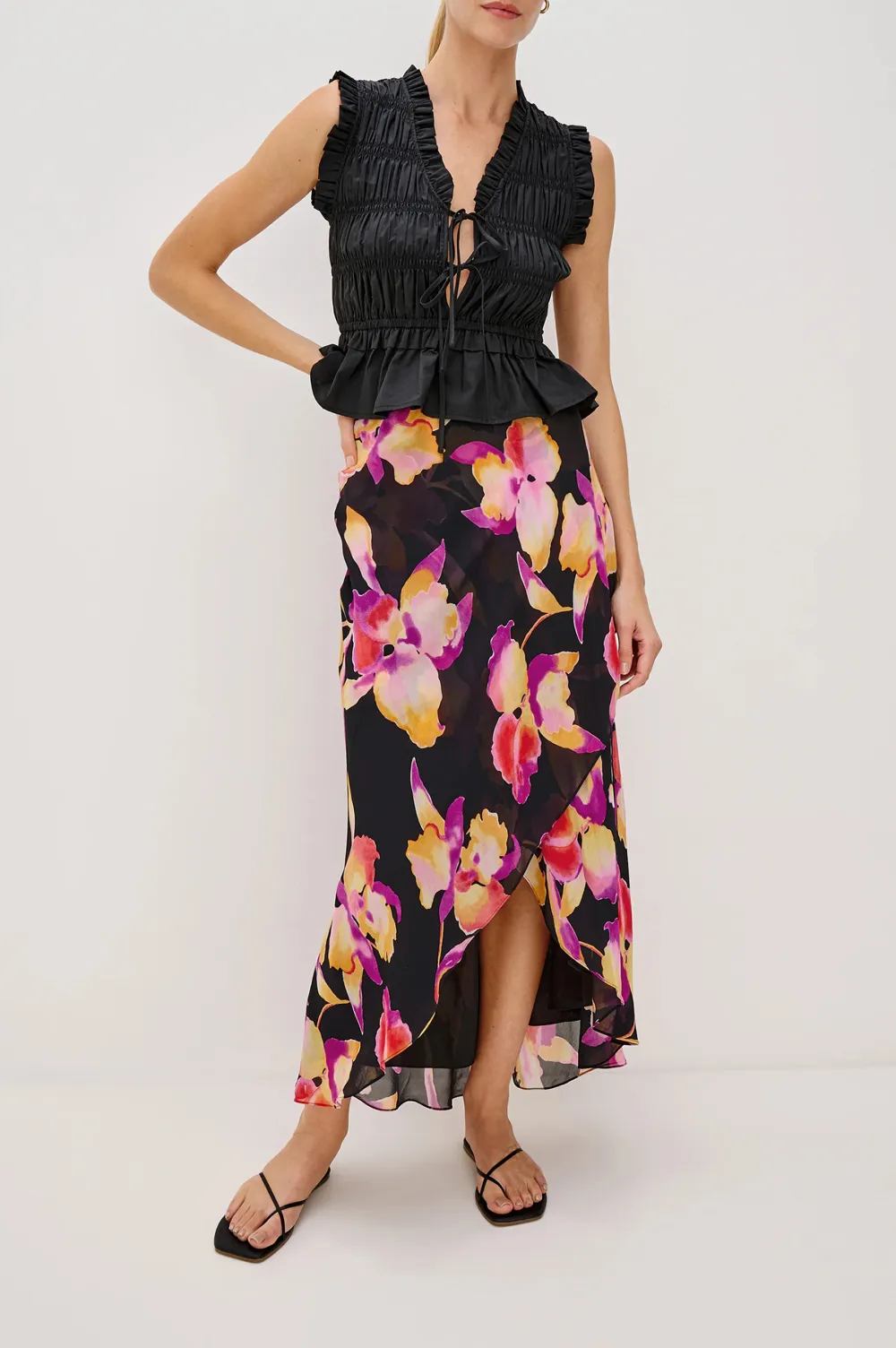 Slim And Lightweight Chiffon Dress With Ruffled Edges And Floral Pattern