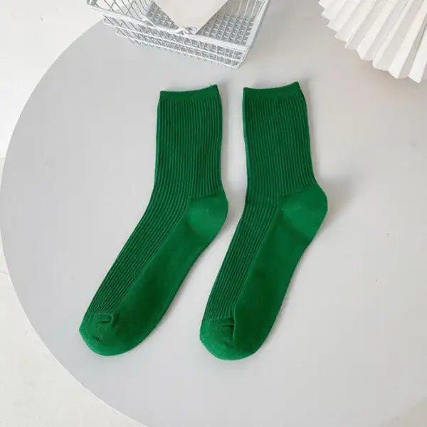 Minimal Ribbed Crew Socks