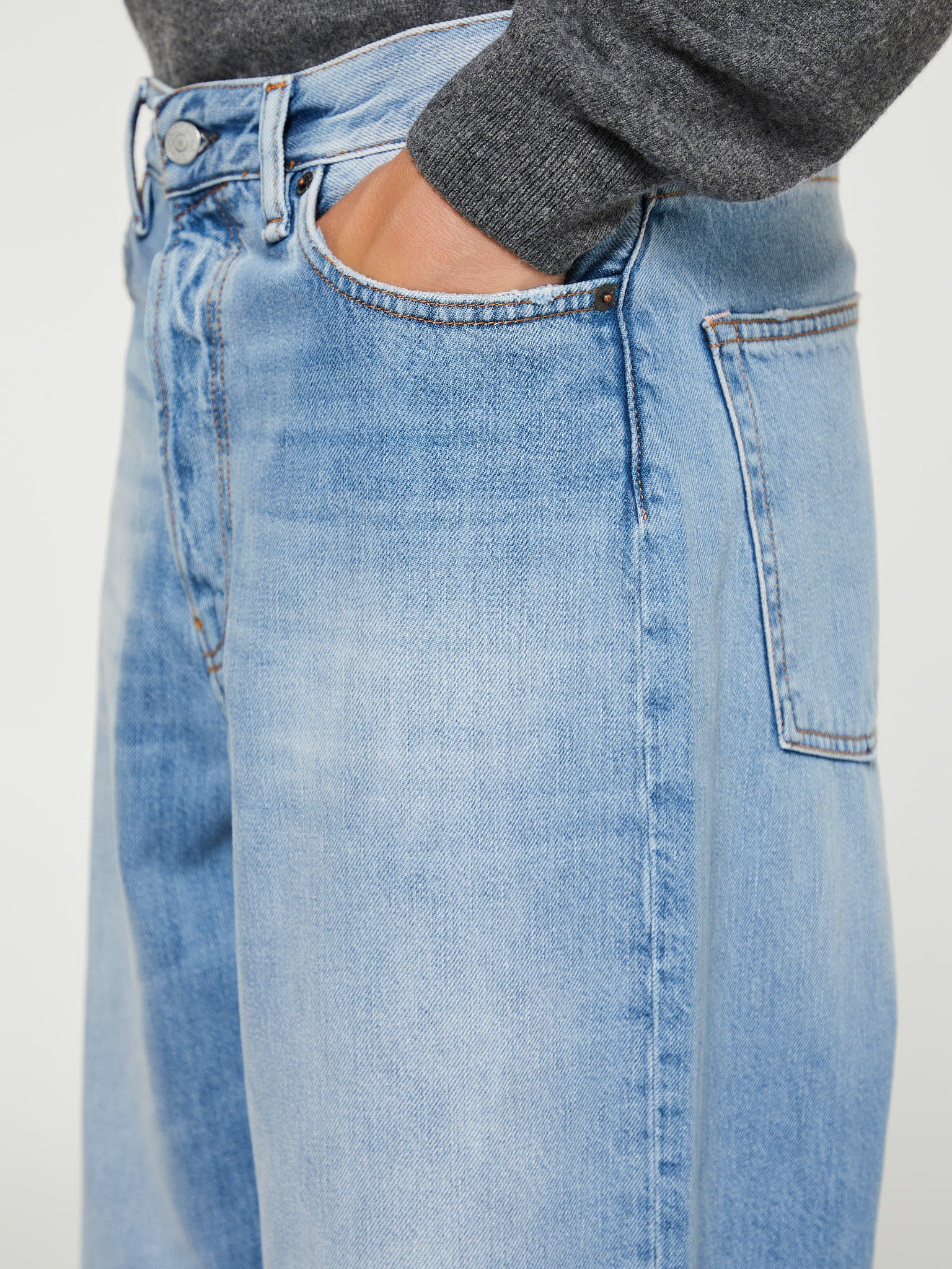 1981 Loose Fit Jeans in Light Blue Vintage