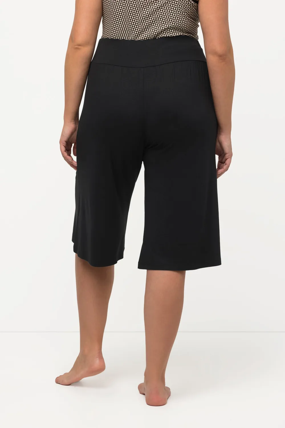 V-Shaped Loose Shorts