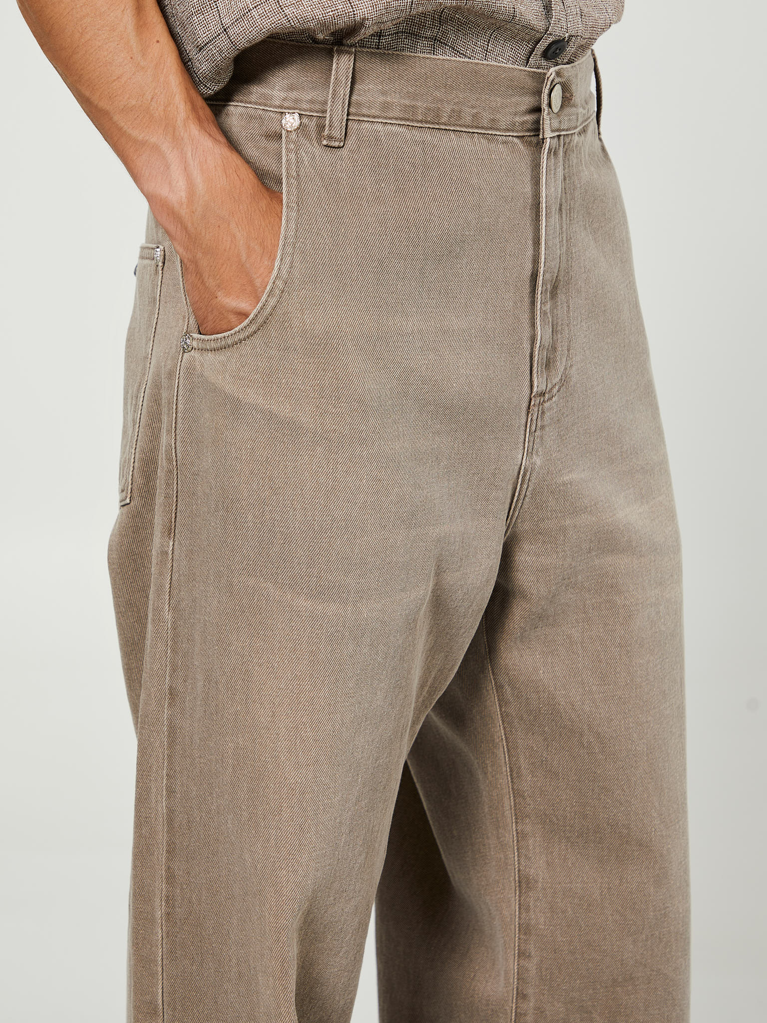 Straight Cut Rivet Jeans in Washed Brown