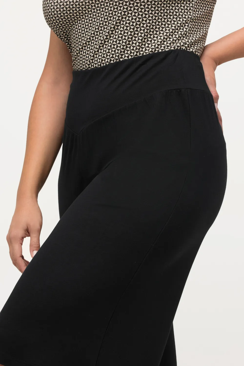 V-Shaped Loose Shorts