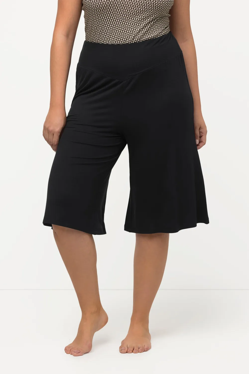V-Shaped Loose Shorts