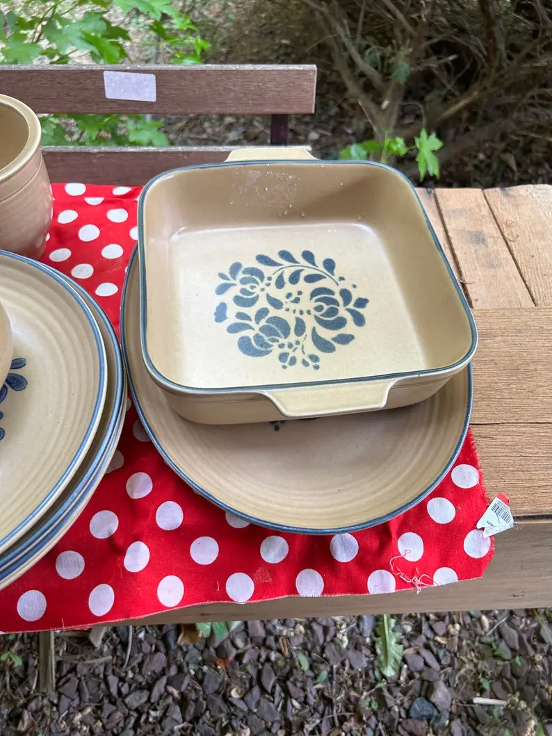 Vintage Pfaltzgraff Folk Art Dinnerware Set