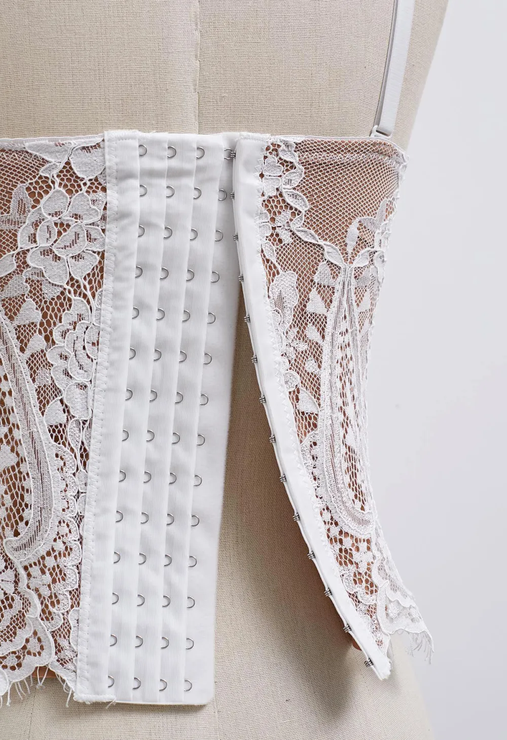 DAINTY FLORAL LACE BUSTIER CROP TOP