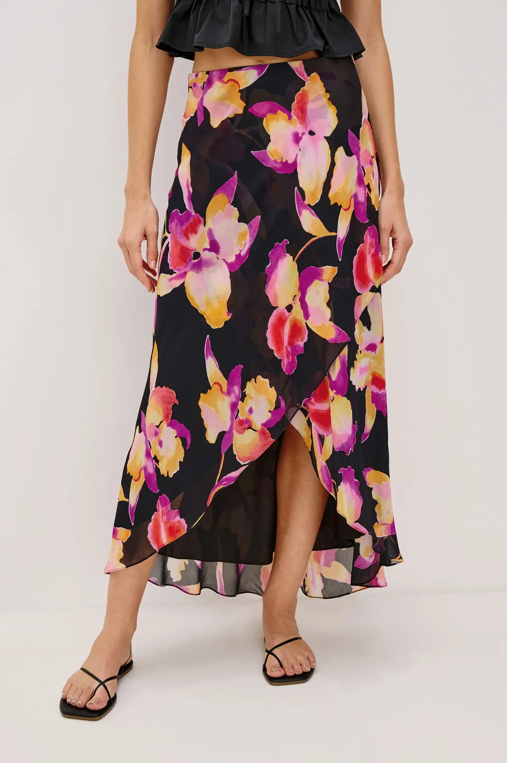 Slim And Lightweight Chiffon Dress With Ruffled Edges And Floral Pattern