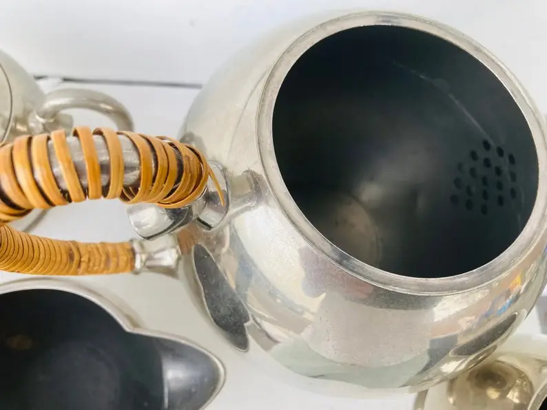 Metawa tea service, teapot with milk jug, and 3 more pots, 2 of which have lids.